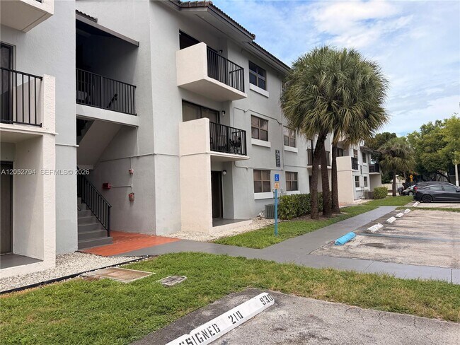 Foto del edificio - 7100 NW 179th St