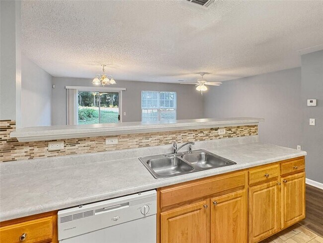 Foto del edificio - 5331 Creekview Way