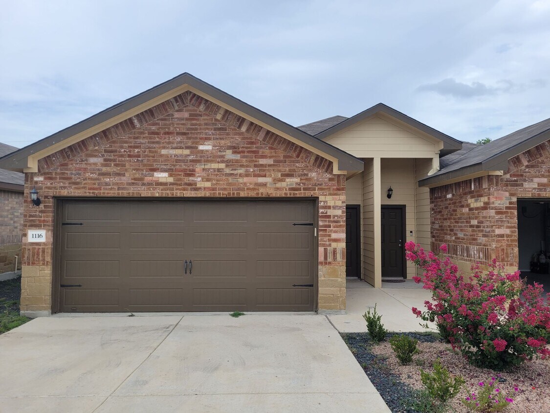 Primary Photo - Luxury 3/2 Duplex in Seguin, Texas