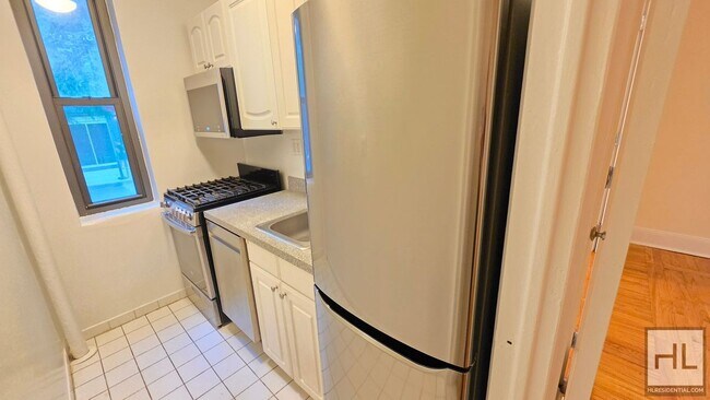 Building Photo - First-Floor Studio with Windowed Alcove in Gramercy