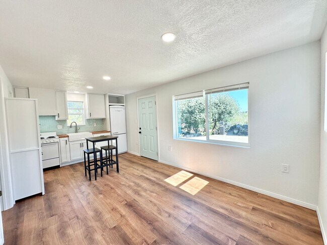 Foto del edificio - Lovely, Newly Renovated, & Fully-Detached Guest Home Unit on Gated and Private Country Property o...