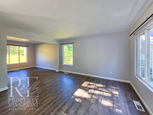 Foto del edificio - Light-Filled Cul-de-Sac Home with Expansive Bonus Room, Huge Primary Suite & Backyard Retreat