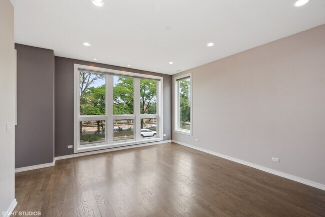 Foto del edificio - 2159 W Adams St