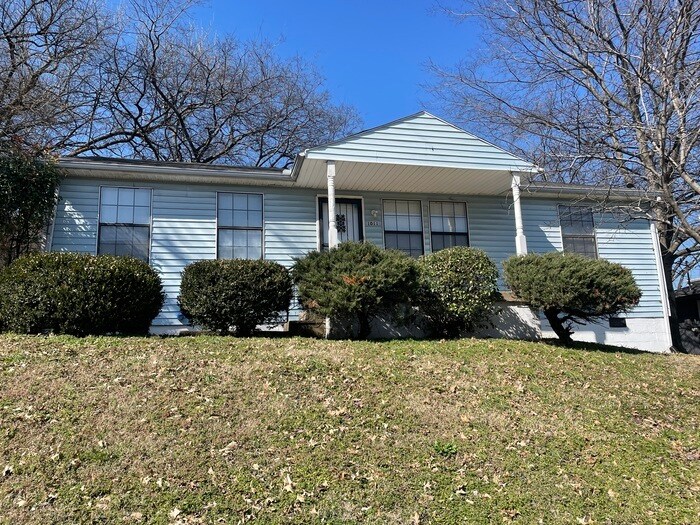 Foto principal - Edgehill home available for a 9 month lease!