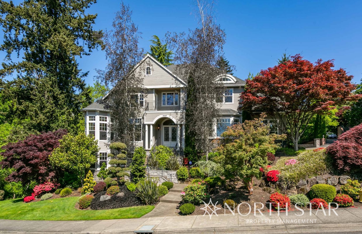 Primary Photo - Stunning Home in Hidden Creek