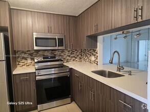 Building Photo - 1025 Country Club Dr