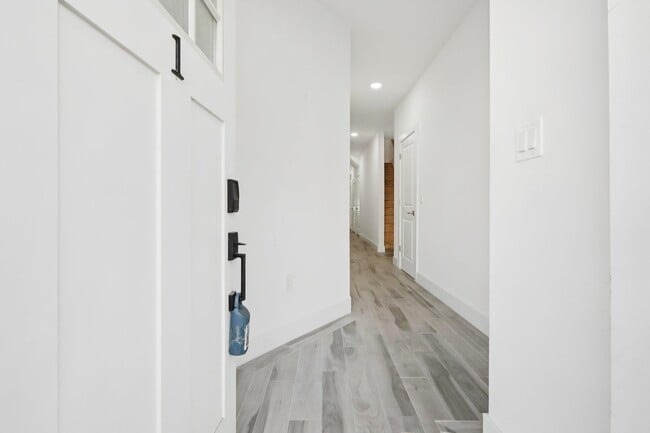 Building Photo - 131 Zabriskie St