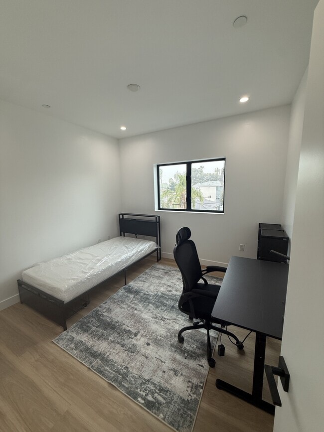 Building Photo - 1200 W 37th Dr