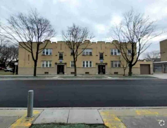 Building Photo - 5639 W Wellington Ave