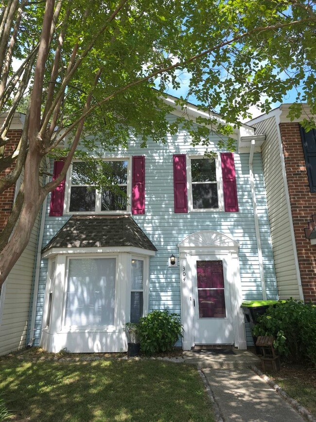 Building Photo - Move in Ready 3 Bedroom Townhouse in Yorktown!