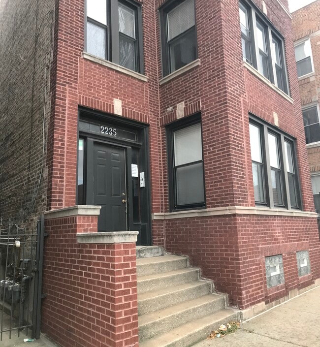 Building Photo - 2235 W Fullerton Ave