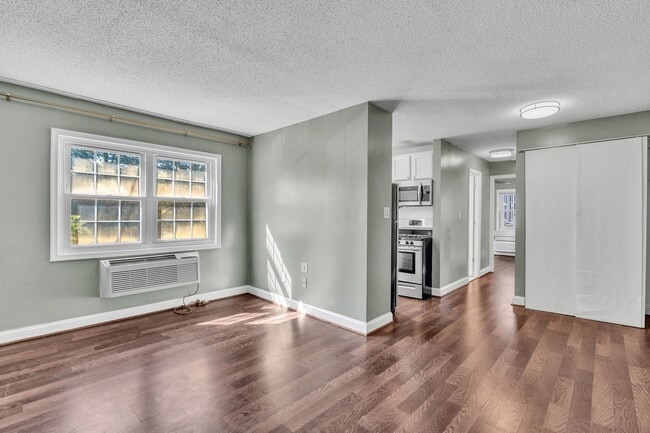 Building Photo - UTILITIES INCLUDED! 2 Bedroom Condo Near H...