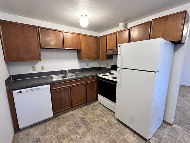 Building Photo - Cute & Spacious 2 Bedroom 1 Bath w/ Move i...