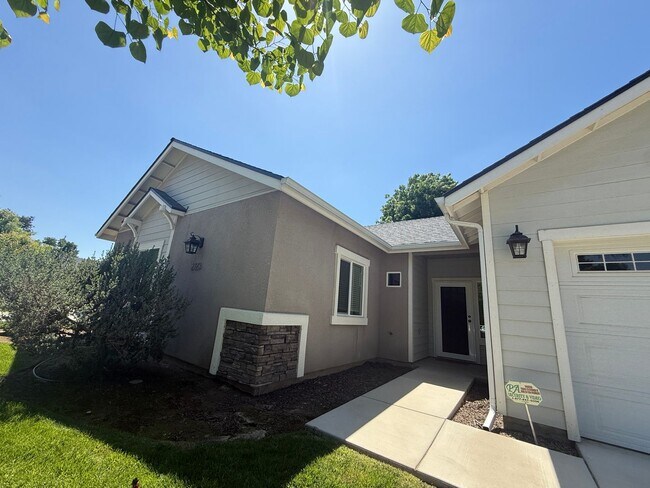 Foto del edificio - harming 3 bedroom, 2 bathroom single-story...
