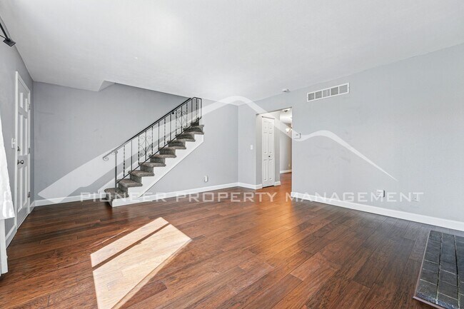 Building Photo - Charming Condo with Washer/Dryer and Centr...