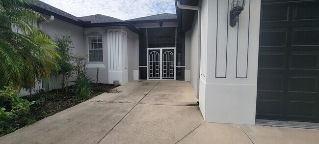 Building Photo - Large 3/2.5/2 PORT CHARLOTTE POOL HOME - c...