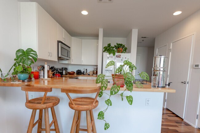Foto del edificio - Cozy 1/BR 1/BA with Private Balcony & Mode...