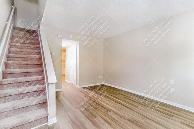 Building Photo - 2 br, 1.5 bath Townhome - 525 Stinson Dr A...