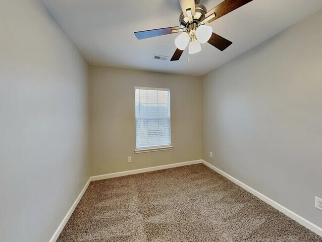 Foto del edificio - 302 Graham Meadow Dr