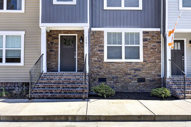 Foto del edificio - Luxury Size Townhome