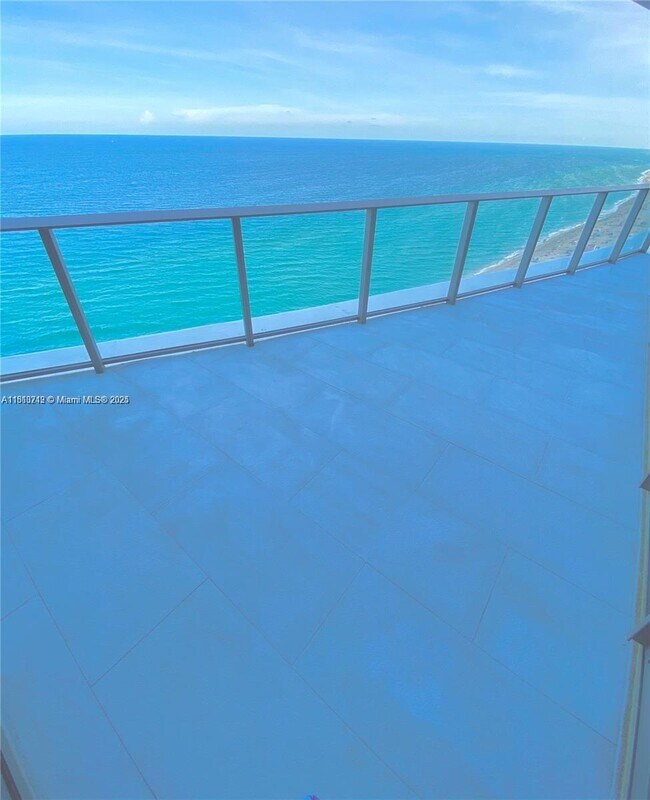 Foto del edificio - 15701 Collins Ave