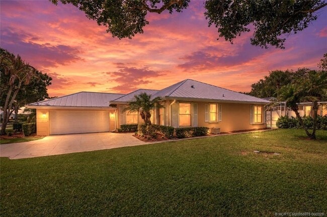 Building Photo - 2198 SW Mayflower Dr