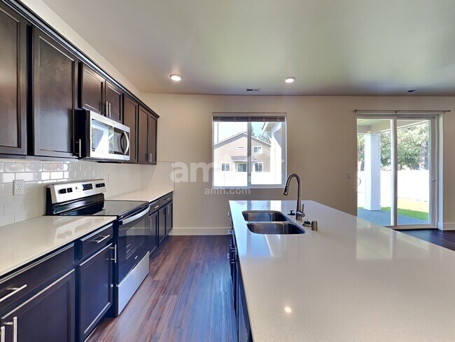 Foto del edificio - 305 Smith Dr