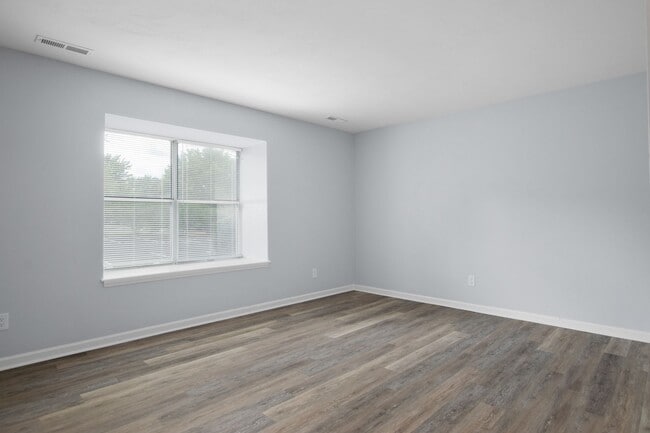 Building Photo - 4 Bed/2 1/2 Bathroom On Bus Line Undergrads Pets