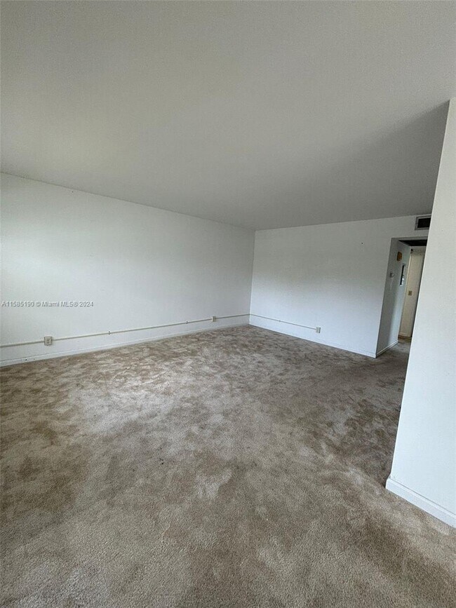 Building Photo - 564 Mansfield M