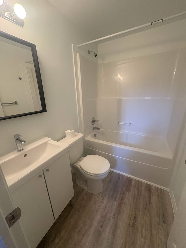 Photo du bâtiment - 10507-10122 122 Ave NW