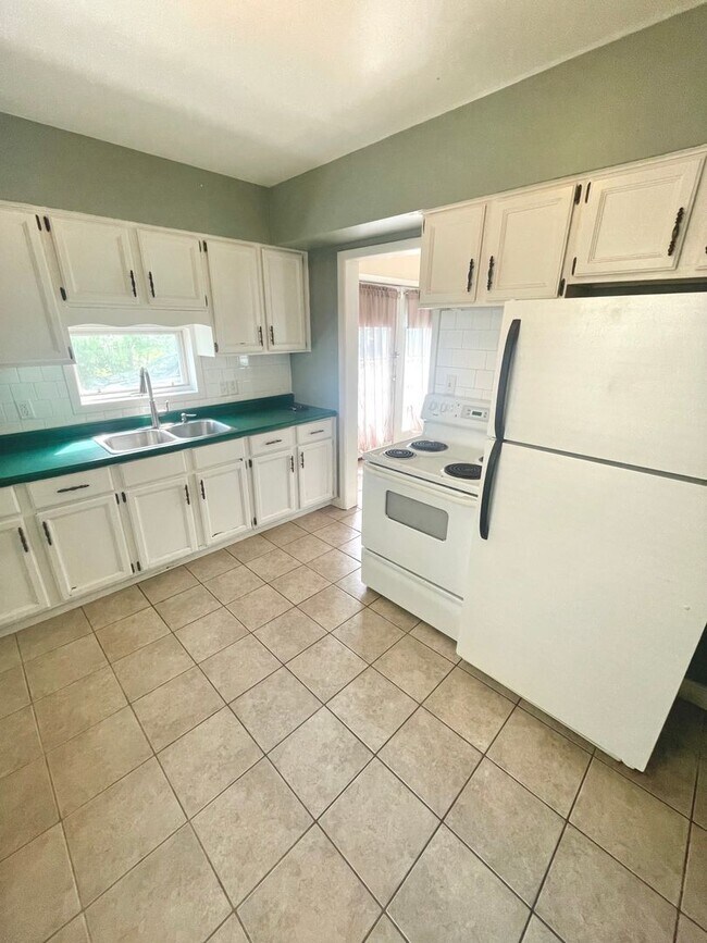 Foto del edificio - AVAILABLE NOW! - Gorgeous 3 Bedroom 1 Bath...