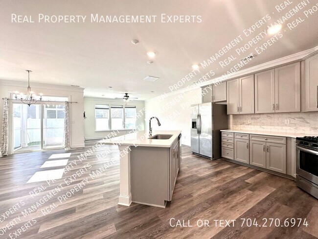 Building Photo - Charming 3BR/2.5BA Townhouse in Harrisburg!
