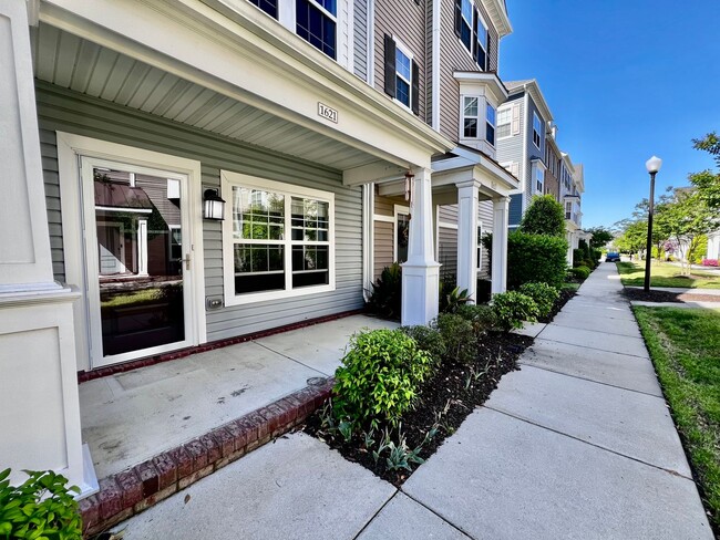 Building Photo - Spacious 3 story Bristol Floor plan in Spe...