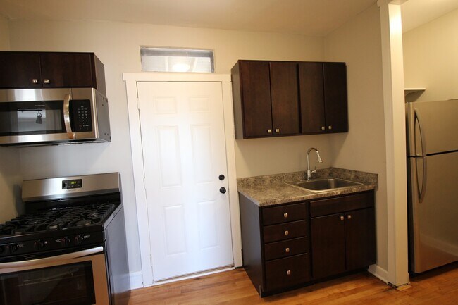 Foto del edificio - 2 Bed / 1 Bath Rehabbed Apartment in Hermosa near Fullerton Bus, Restaurants & Shopping. Updated ...