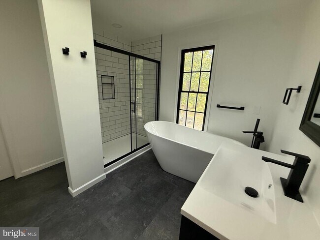 Foto del edificio - 20 Lakeside Ln