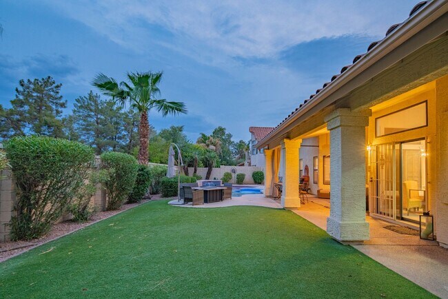 Foto del edificio - 4 bed 2.5 bath single level with pool in s...