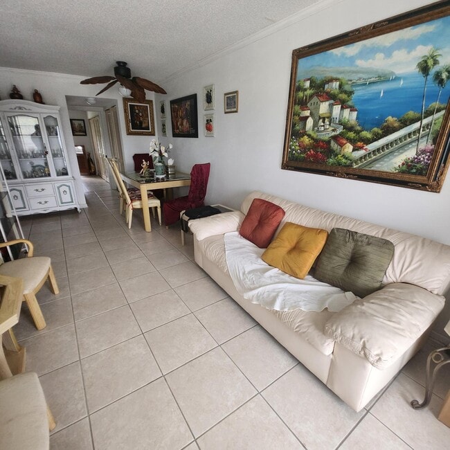 Building Photo - 18 Oakridge B