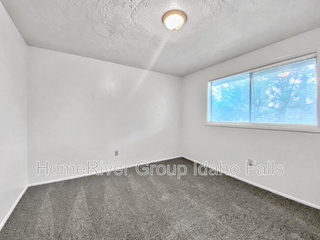 Building Photo - 1260 S Blvd