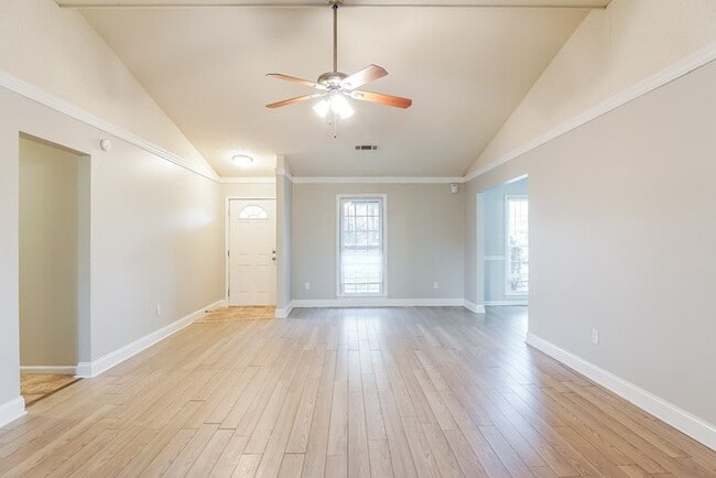 Building Photo - 4 Bedroom Tuscaloosa Gem!