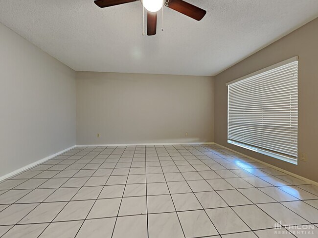Building Photo - 8838 W Cinnabar Ave