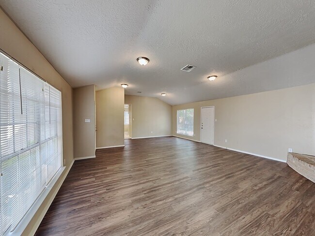 Building Photo - $750 Off 2nd Full Month!!Cozy and Charming!!