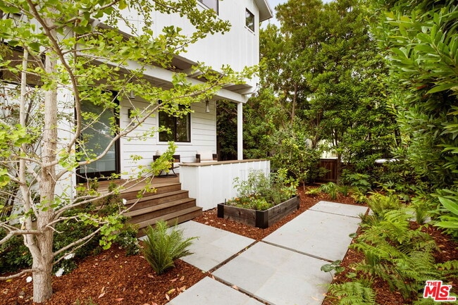 Building Photo - 1023 Superba Ave