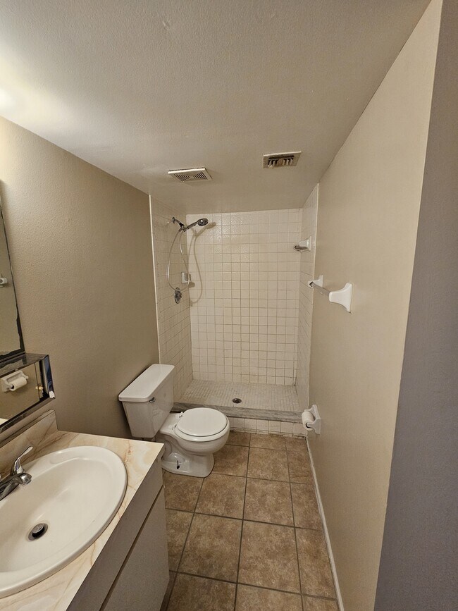 Building Photo - 8225 Fairways Cir