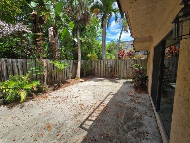 Building Photo - Perfect Townhouse in Waverly Place