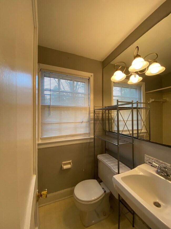 Foto del edificio - Charming 2 bed, 1 bath Cape Cod with hardw...