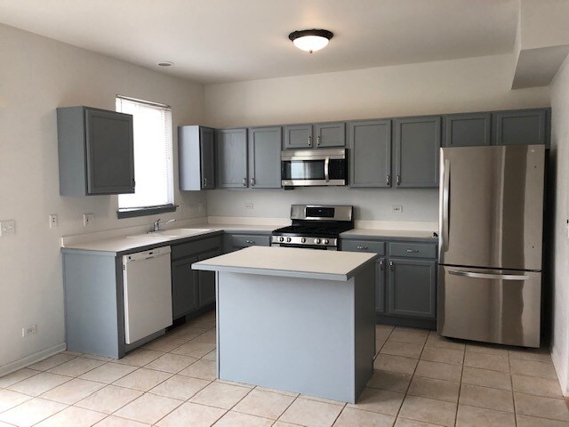 Building Photo - 1546 Sauganash Ct