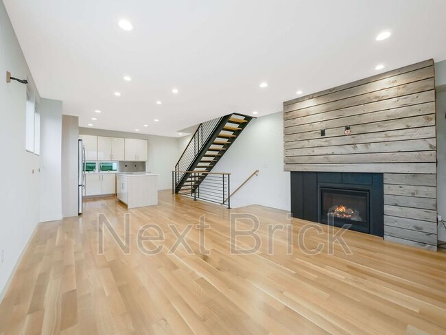Building Photo - 2043 13th Ave W