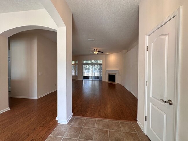 Building Photo - Large 3BD/2BA |Quiet Setting | Fenced Yar ...