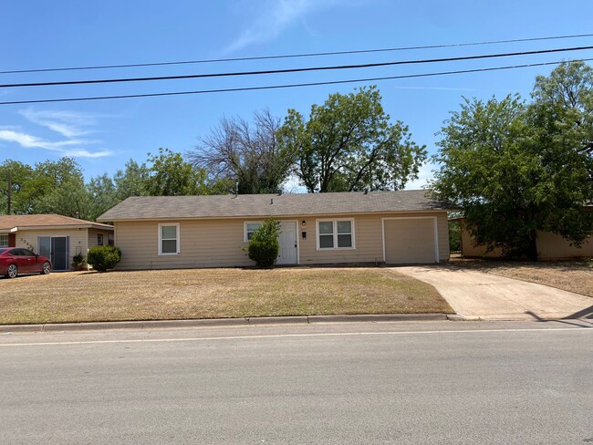 Building Photo - 3/1/1 Ready April 1