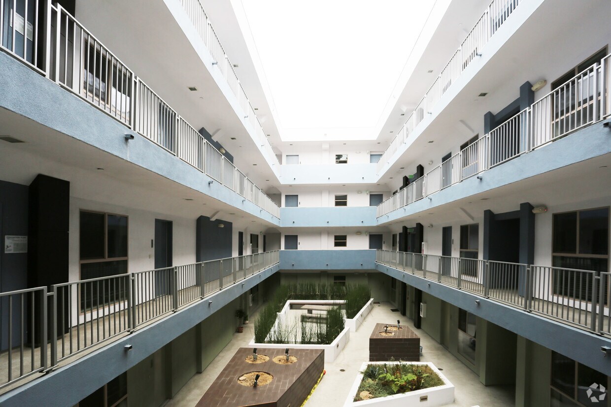 The Pines Apartments In Los Angeles Ca Westside Rentals